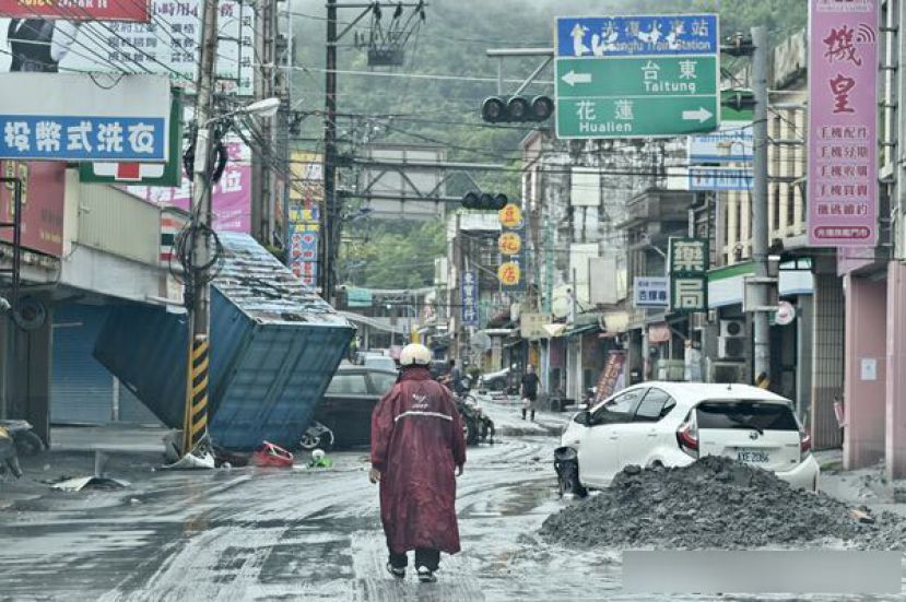 花莲县23日因马太鞍溪堰塞湖溢流，洪水冲垮马太鞍溪桥，导致万荣、凤林及光复乡等下游地区灾情惨重。