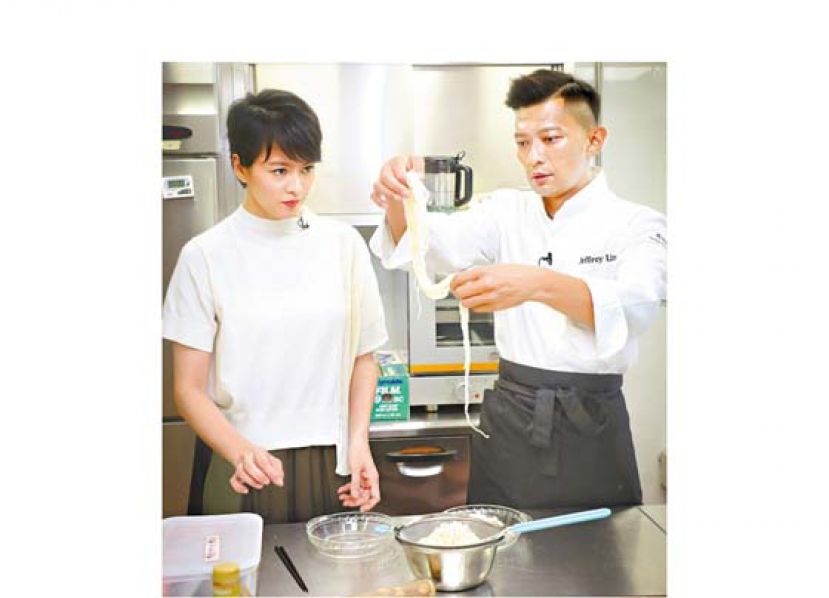 GiGi跟林云中学煮冷面。