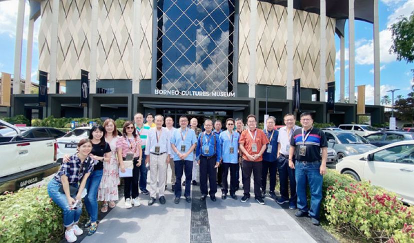 晋汉连省华人社团总会一行20名理事在参观了婆罗洲文化博物馆后留影。