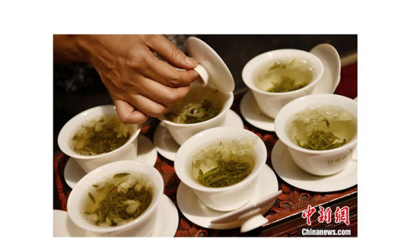 位于成都新津的徐公茶文化研究所内，徐金华用盖碗茶为客人准备碧潭飘雪。