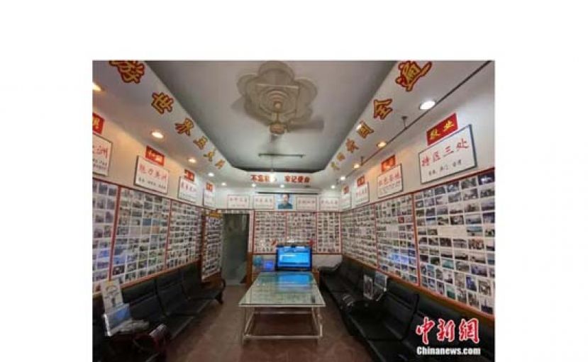 易久藩家客厅的照片墙足有36平方米。