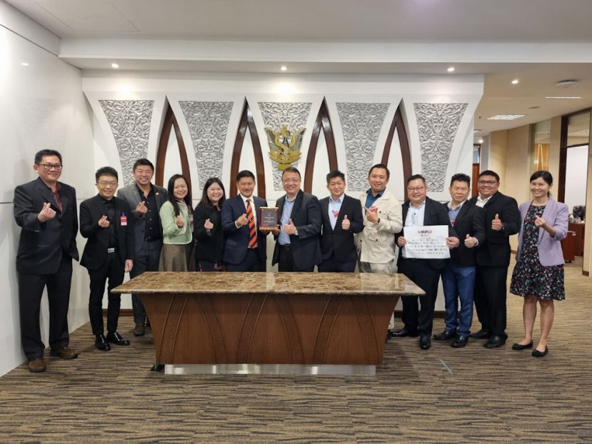 砂拉越青年、体育与企业家发展副部长拿督里宾拉玛赠送纪念品予砂中总，由总秘书拿督蔡文铎接领。