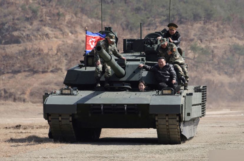 金正恩带着女儿金主爱，一同视察坦克部队与步兵部队的实弹射击及演习，并与士兵一起乘坐坦克车。