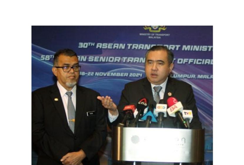 陆兆福（右）在哈斯比哈比波拉陪同下召开记者会。