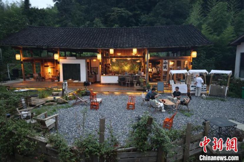 位于贵州省江口县梵净山村的山铺咖啡馆。