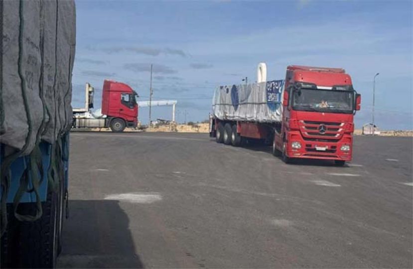 在拉法口岸埃及一侧的运送援助物资卡车。
