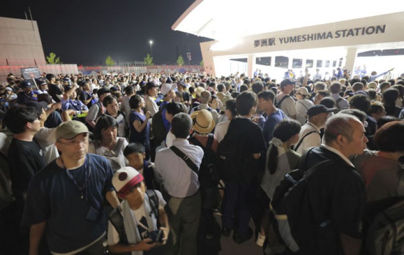 大阪地铁中央线13日晚间因停电而停驶，导致大阪世博大批游客受困在梦洲车站前。