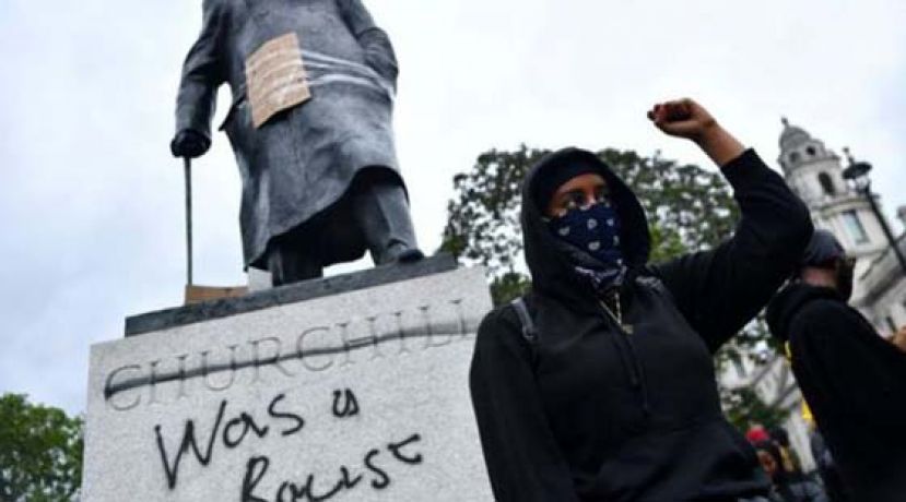 英国前首相邱吉尔的雕像底座被喷上“种族主义者”的字样。