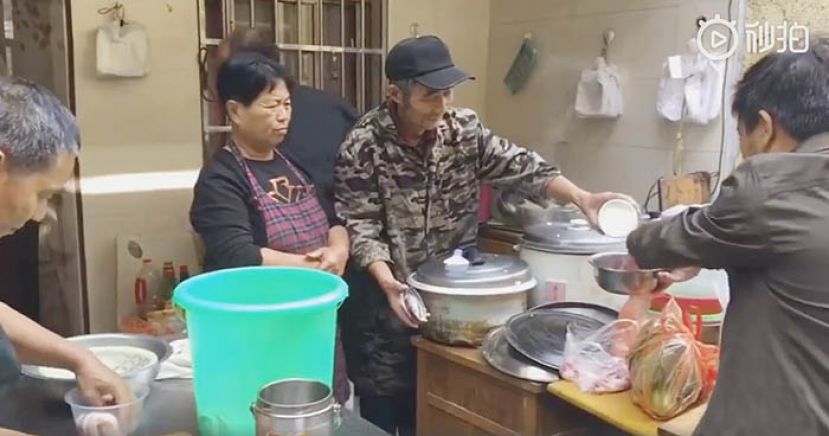 图示：万佐成夫妇在经营他们的&ldquo;爱心厨房&rdquo;。