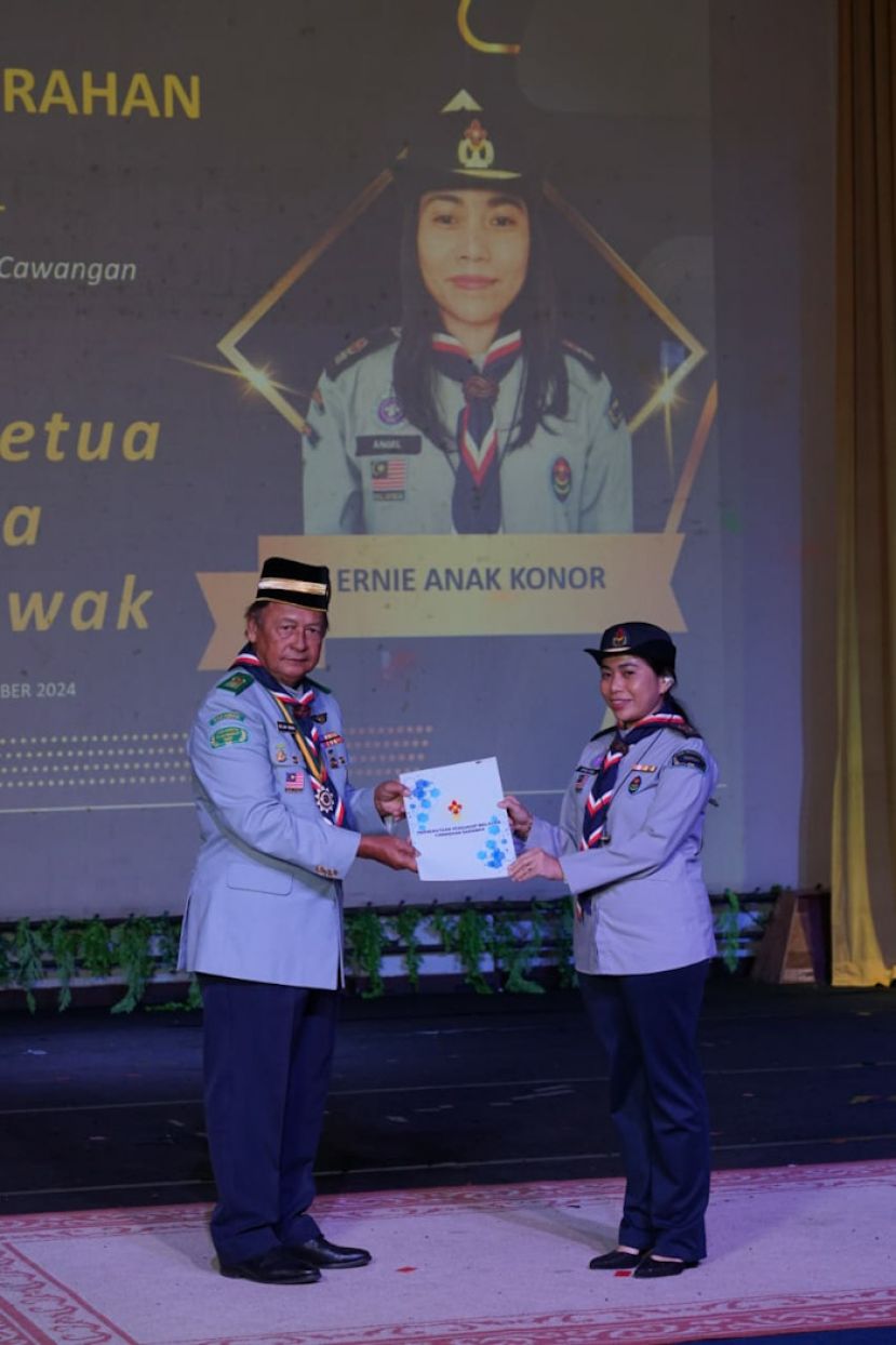 获颁童军上台领取奖状。