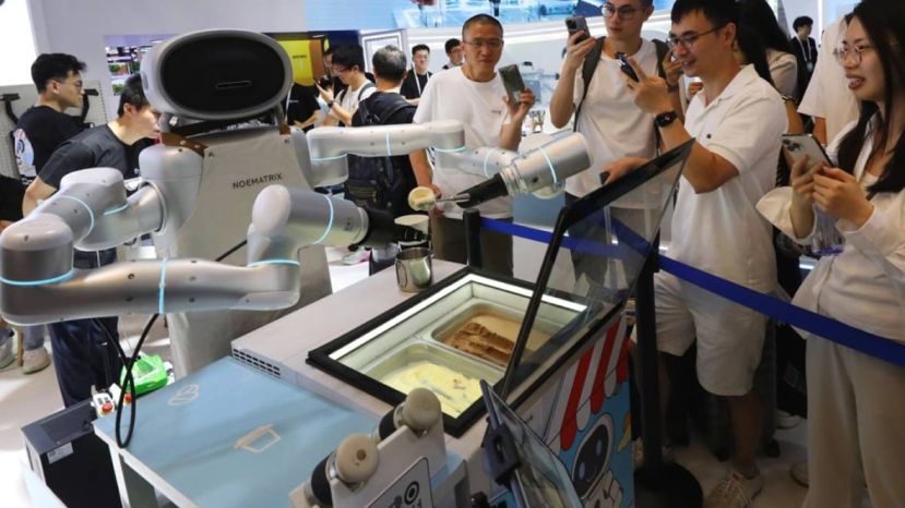 2025世界人工智能大会上，有机械人展示制作雪糕的能力。