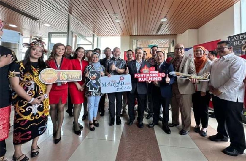 从坤甸返航航班抵达古晋国际机场时受到了热烈迎接，并拍合影留念。