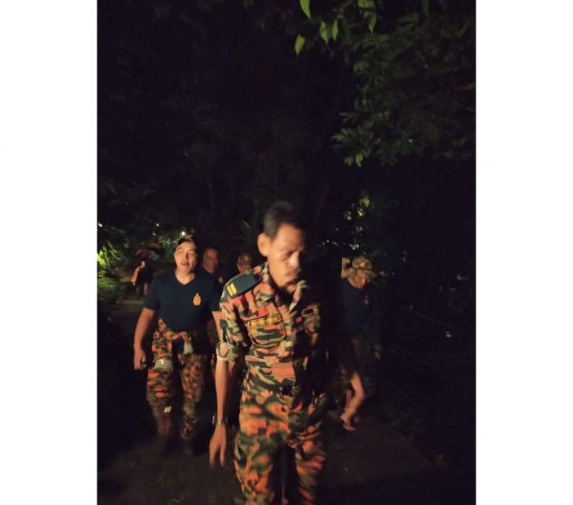 搜救人员入林展开搜救工作。