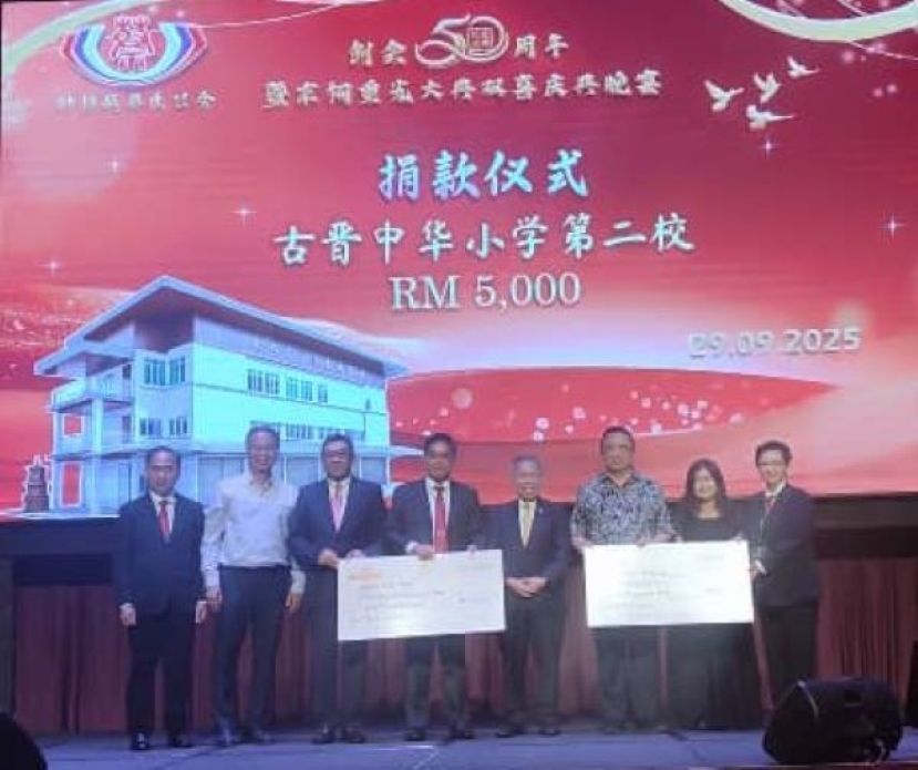 蔡氏公会与蔡氏宗亲的成长与传承，离不开华社、华教的土壤。趁着家族盛会宣布捐款予一中和二小。图为在主宾砂副总理拿督阿玛沈桂贤的见证下，公会主席蔡岷谷（左四）以及筹委会副主席蔡枂蓉（右一）分别移交模拟支票予中中校董会主席拿督黄良杰（左三）和中华小学校董会主席拿督蔡文铎（右三）时摄。左起为筹委会主席蔡传双和一中校长李志鹏；右二为二小校长张丽萍。