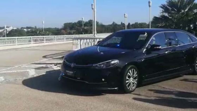 敦马坐驾抵达首相署。