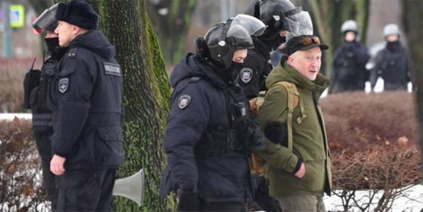 俄反对党领袖猝死狱中，悼念活动至少340人被捕。