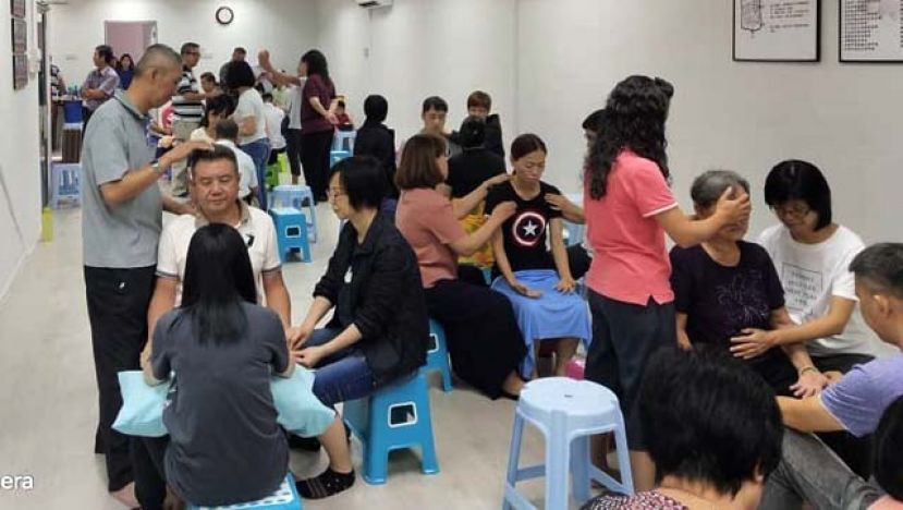 民众进行能量治疗。