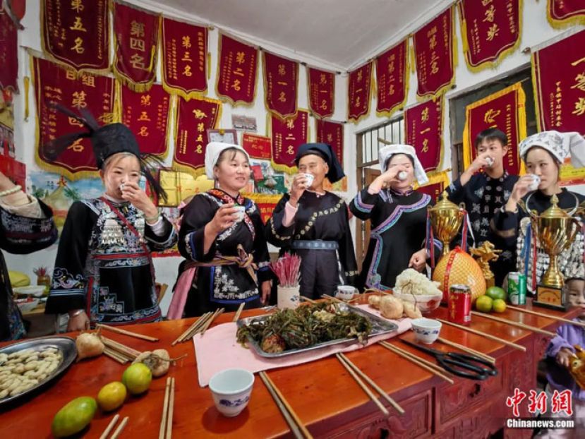 中国贵州省黔南布依族苗族自治州三都水族自治县周覃镇水东村水族民众在家用鱼包韭菜祭祀。