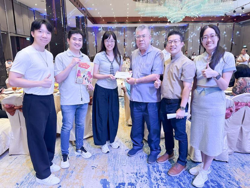 筹委会主席锺汶璇（左三）与古晋中华第一中学校友会会长李嘉浩（右二）及理事们一行人，移交小六欢乐营邀请函予名誉顾问刘文侯校友（右三）。