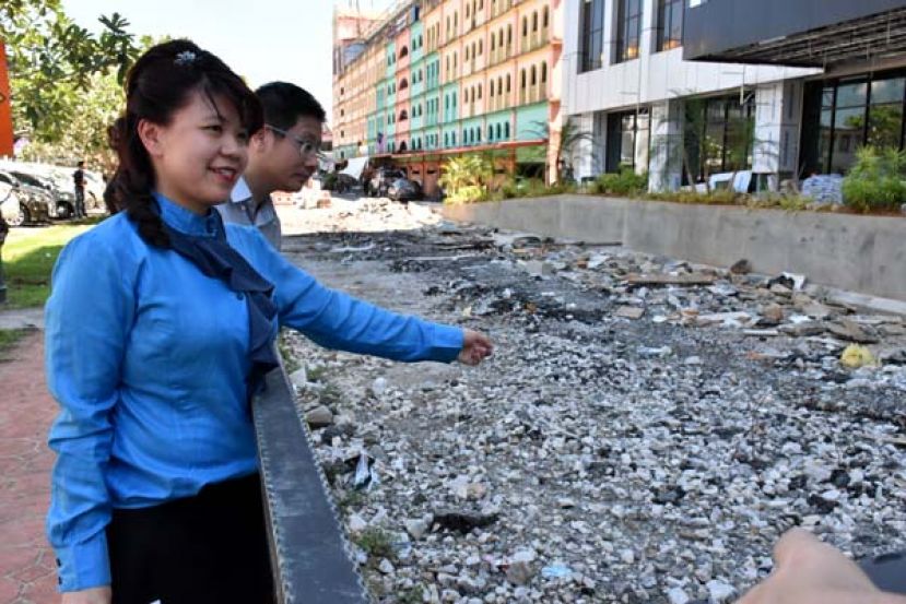 砂民主行动党朋岭区州议员杨薇讳（左）勘察回教堂路双车道因建筑物装修而被关闭。