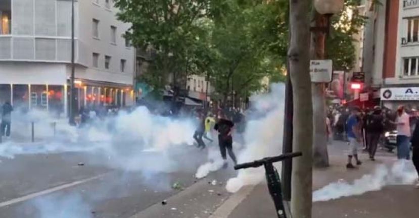 警员向示威者施放催泪弹。