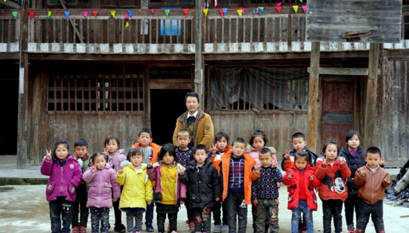 贵州一位侗族代课教师和18个学生的开学日