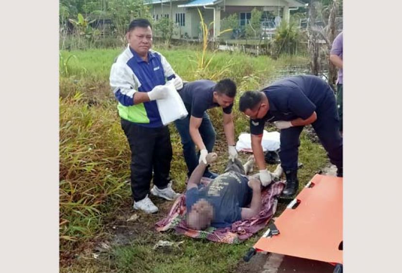 警方在现场检查死者遗体。