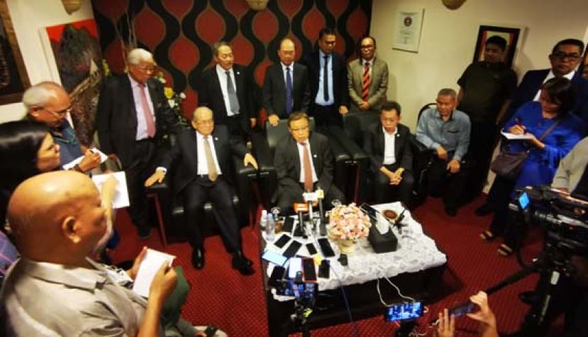 砂首长拿督巴丁宜阿邦佐哈里（中）在多名砂部长陪同下召开新闻发布会。