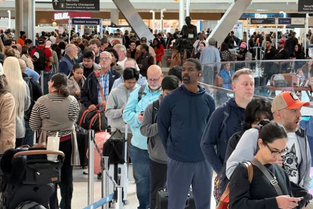 受到美国政府停摆影响，全美超过1000个航班遭到取消，旅客为了过安检大排长龙。