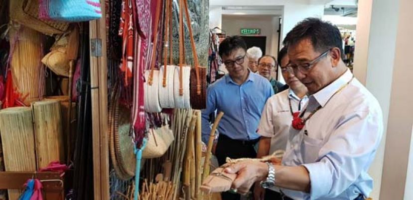 阿都卡林等人参观美里市区手工艺品中心。