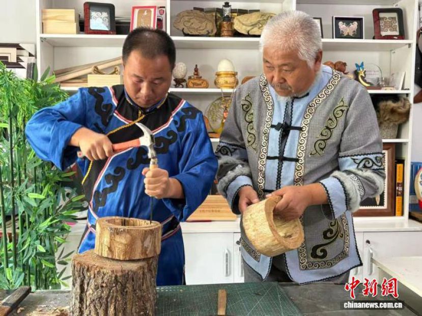 尤军指导儿子制作赫哲族乐器。