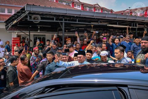 首相拿督斯里安华在周五祈祷后，挥手向民众致意。