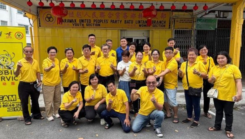 第二排左2起为甲必丹蔡枂蓉、甲必丹何月明、林当关怀委员会主席许义华、支部主席薛华东与团队成员合影；前排右是黄昭信市议员。