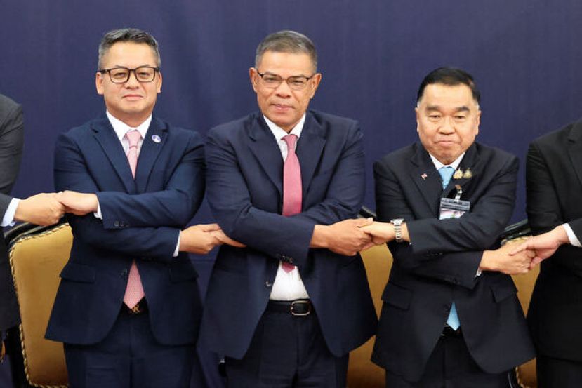 柬埔寨副总理兼国防部长狄西哈（左）、马来西亚内政部长赛夫丁（中）与泰国代理国防部长纳塔蓬（右）。