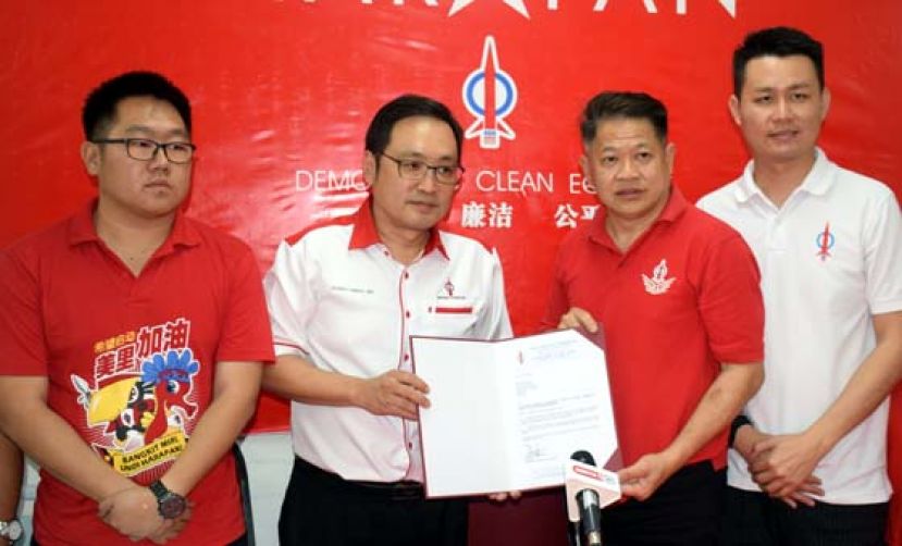 张健仁(左2)颁发政治秘书委任状予陈长锋(右2。右1是砂行动党秘书林思健，左1为美里社青团长许溧根。