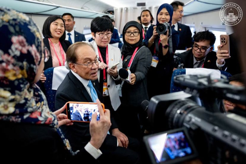 首相安华在高铁上向媒体发表谈话。