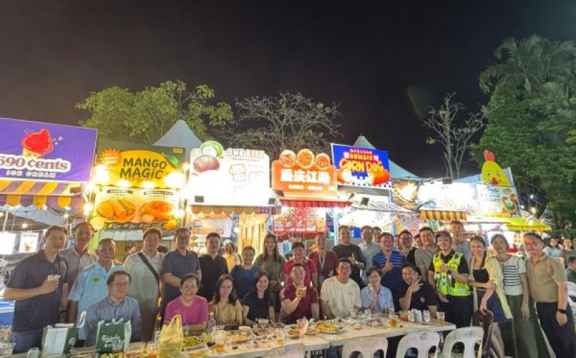 砂人联党古晋支部举办&ldquo;中文媒体之夜&rdquo;，出席嘉宾与本地中文媒体工作者在古晋节会场欢聚一堂，并拍摄大合照留念。