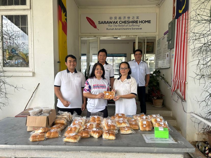 红新月会团队于砂拉越济世之家合影。