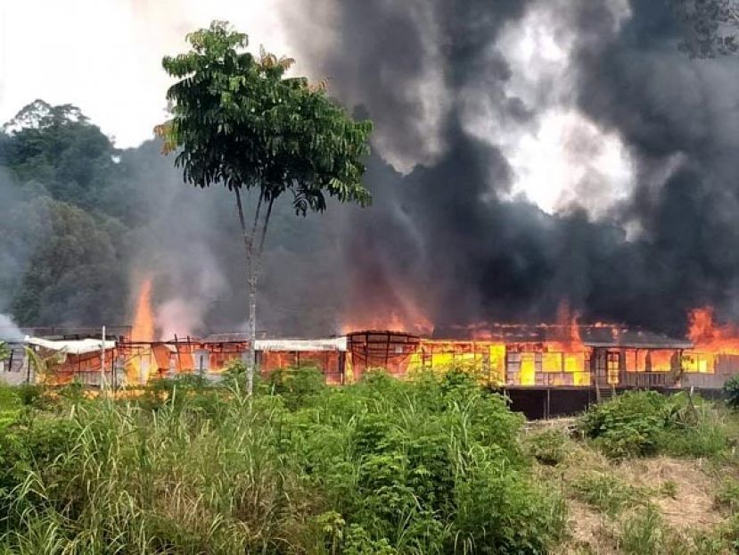 查尼长屋陷入一片火海之中，被烧得荡然无存。