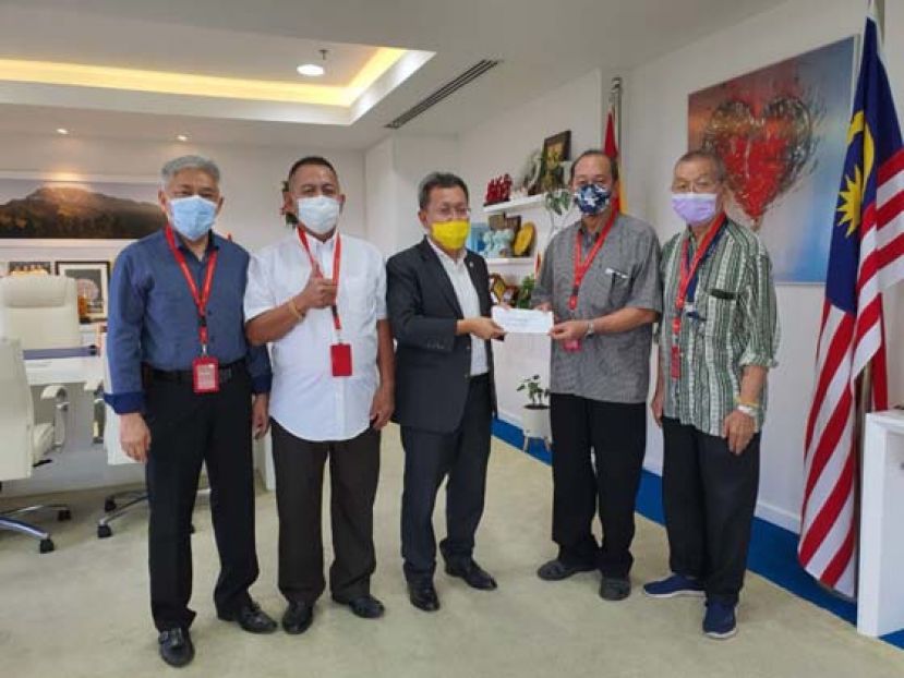 古晋老巴刹民众联谊会秘书孙守生（右2）移交该会将庆成立25周年晚宴任主宾邀请函予副总理拿督斯里沈桂贤（右3）；左起为公关何健赞、会长甲必丹林传政；右一是副会长沈云豹。