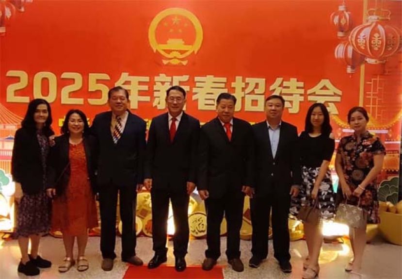 砂医总会长江宗兴（右4）率理事出席中国驻古晋总领馆春节招待会，向邢伟平总领事（右5）贺新春。右3为该会财政潘光辉及会务顾问陈中兴（左3）等人。