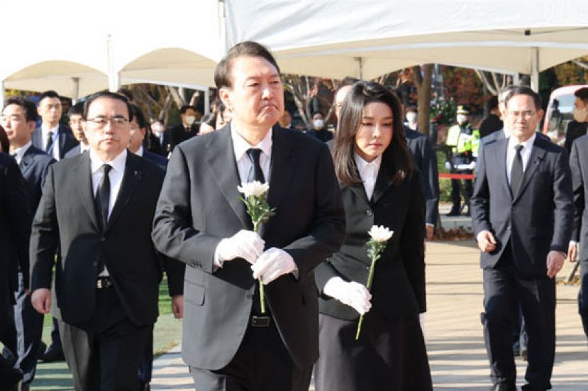 韩国总统尹锡悦、金建希31日上午前往联合焚香所吊唁梨泰院事件的死者。
