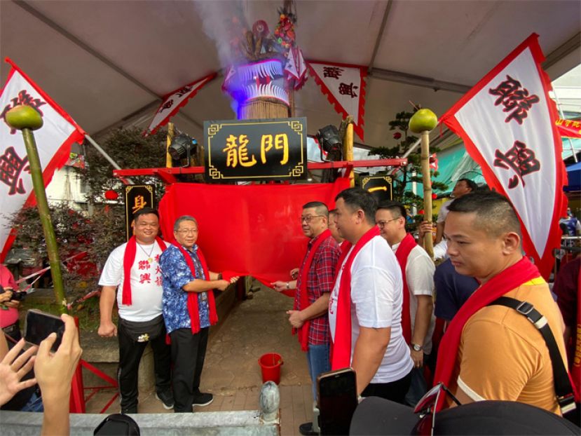 一登龙门 身价百倍 民众領取火龙钱母