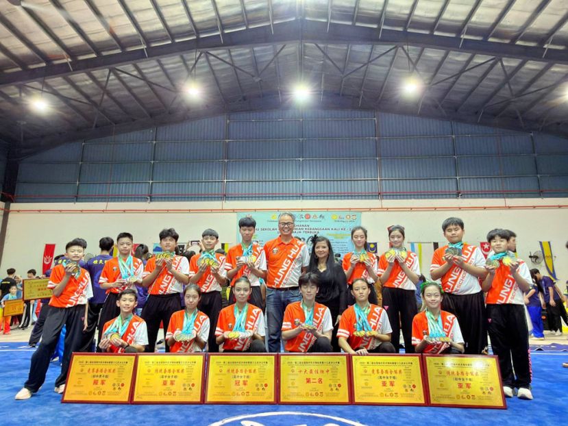 古晋中华第一中学武术队在&ldquo;2026年第二届全国独中武术锦标赛暨少儿武术公开赛&rdquo;中表现出色，以39金17银10铜勇夺全国亚军，并获&ldquo;十大最佳独中&rdquo;第二名，为校争光。后排左六起为李志鹏校长及林蓉妃教练。