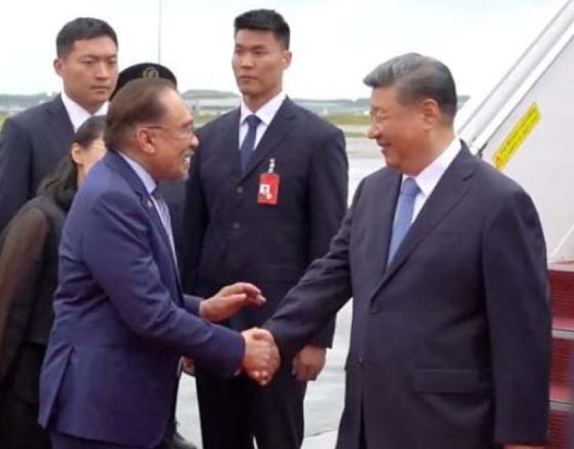 ●中国国家主席习近平在首相安华陪同下检阅仪仗队。