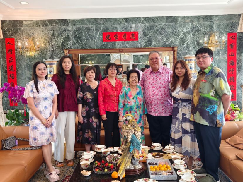 ：中国驻古晋副总领事宋长虹（左四）、领事曾皓瑶（左二）、砂中友好协会常务副会长兼古晋中友会会长拿督黄国辉（右三）、潘斯里拿汀阿玛黄刘训卿（左五）、为黄文彬集团财务董事黄爱珠（左三）、黄奕韬（右一）合照。