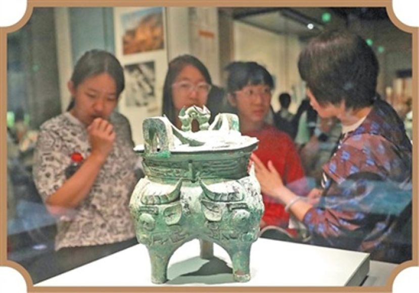 观众在首都博物馆参观琉璃河遗址出土的青铜器&ldquo;伯矩鬲&rdquo;。