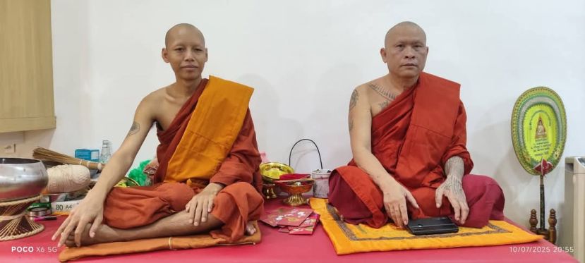 供袈裟法会其中两位代表师父PHRA SUNTREE DOMTHAISONG，PHRA AMNUAY DOMTHAISONG，主持法会仪式。