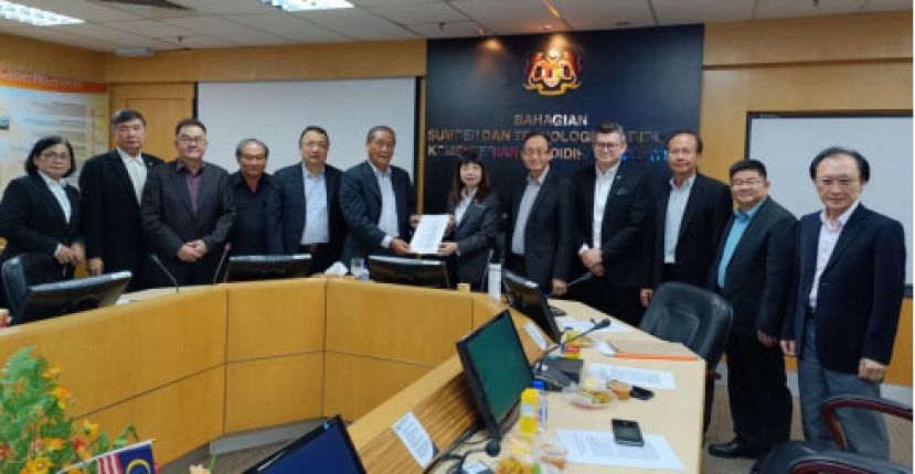 砂华小董联总会会长拿督包章文（左六）移交备忘录予联邦副教育部长林慧英（右六）。右四为古晋区国会议员俞利文医生。右五为沙巴董联主席林克光。