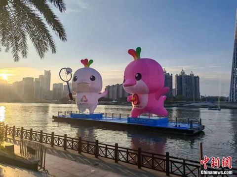 两座高达15米的十五运会吉祥物&ldquo;喜洋洋&rdquo;&ldquo;乐融融&rdquo;大型装置矗立在广州塔下的珠江江面之上。